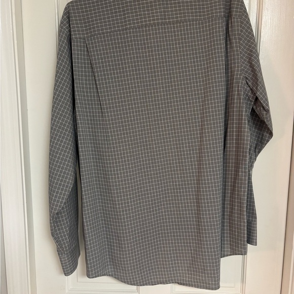 Van Heusen Traveler Dress Shirt | XL 17–17.5 | Wrinkle-Free | Gray Grid Check - Picture 2 of 5